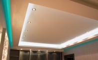 многоуровневый натяжной потолок с подсветкой